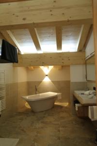 y un baño grande con bañera y 2 lavabos. en Chaletwohnung-Schustern en Sankt Ulrich am Pillersee