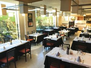 een eetkamer met tafels en stoelen en een restaurant bij Hotel Class Valls in Valls