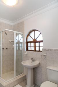 Koupelna v ubytování Moncrieff Manor + 37 fotografií