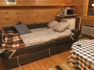 Postel nebo postele na pokoji v ubytování Stuga vid Hedenäsets stencafé