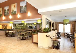 
A restaurant or other place to eat at Crystal Inn Hotel & Suites - Salt Lake City
