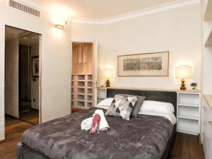 ローマにあるPiazza Venezia Luxury Design Apartmentのベッドルーム1室(ベッド1台、動物2匹の詰め物付)