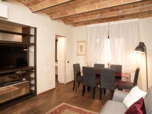ローマにあるPiazza Venezia Luxury Design Apartmentのリビングルーム(ダイニングルームテーブル、椅子付)