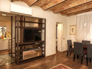 ローマにあるPiazza Venezia Luxury Design Apartmentのリビングルーム(テレビ、テーブル、椅子付)