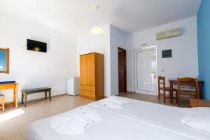 Een bed of bedden in een kamer bij Mediterranean Hotel & Apartments