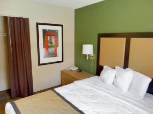 Säng eller sängar i ett rum på MainStay Suites Raleigh North