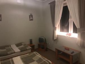 クルシュコフツェにあるPokoje gościnne Zuzanna Krupaのベッドルーム1室(ベッド2台、窓、テーブル付)