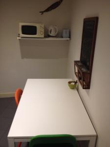 リスボンにあるStudio in the heart of Alfamaの電子レンジ付きの客室内の白いテーブル