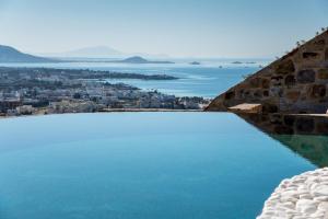 - une vue sur l'océan depuis le sommet d'un bâtiment dans l'établissement Naxos Rock Villas, à Stelida
