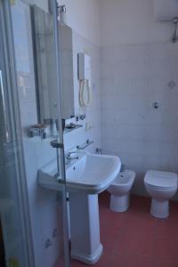 bagno con lavandino e servizi igienici di Albergo Panorama a Frascati