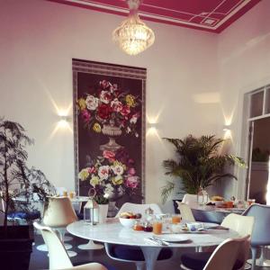 A restaurant or other place to eat at Tavira House