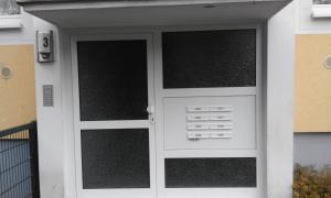 een witte deur met glazen panelen op een huis bij Ferienappartement Ruhrtal Witten in Witten