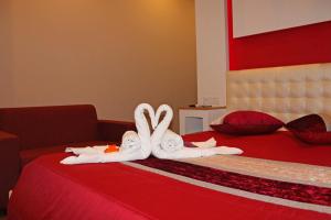 una habitación de hotel con 2 toallas en una cama en Monte Carlo Love Porto, en Oporto