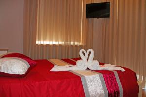 1 dormitorio con 1 cama con toallas en Monte Carlo Love Porto, en Oporto
