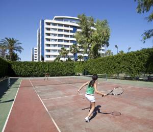 Tenis a/nebo squash v ubytování Porto Bello Hotel Resort & Spa nebo okolí