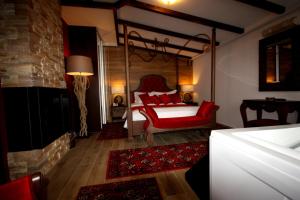 Uma cama ou camas num quarto em Archontiko Metsovou Luxury Boutique Hotel