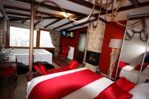 Uma cama ou camas num quarto em Archontiko Metsovou Luxury Boutique Hotel