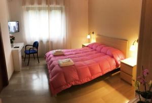 um quarto com uma grande cama rosa num quarto em B&B Pontepiccolo em Catanzaro
