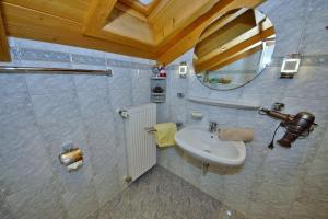 łazienka z umywalką i lustrem w obiekcie Ferienwohnung Johannesklause w mieście Mittenwald