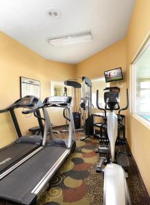 
The fitness center and/or fitness facilities at Crystal Inn Hotel & Suites - Salt Lake City
