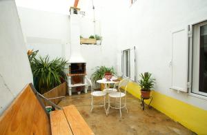 a room with a table and chairs and a fireplace at Casinha da Aldeia in Melides