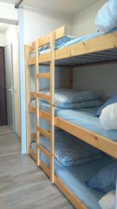 シャテルにあるStudio Chatelの二段ベッド2組が備わる客室です。