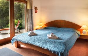 1 dormitorio con 1 cama con toallas en Casa Fischer del Lago en San Carlos de Bariloche