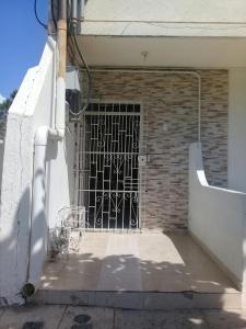 卡塔赫纳Hotel Paseo Bolivar的砖楼边的大门