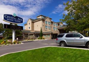 un furgone parcheggiato in un parcheggio di fronte a un hotel di Crystal Inn Hotel & Suites - Salt Lake City a Salt Lake City