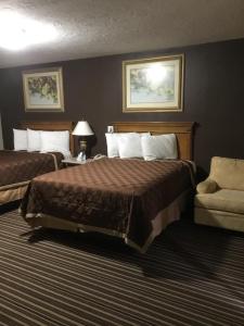 Postel nebo postele na pokoji v ubytování Executive Inn Snyder + 38 fotografií