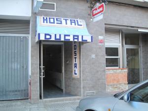 un panneau de l'hôpital sur le côté d'un bâtiment dans l'établissement Hostal Ducal, à Gandía