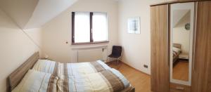 una piccola camera con letto e finestra di Haus Vor den Eichen für Familien a Willingen
