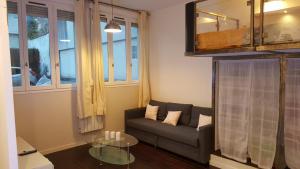 a living room with a couch and a table at Le Marnois-Centre Ville in Noisy-le-Grand
