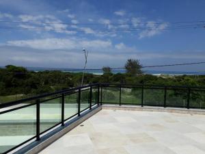 a balcony with a view of the ocean at Apartamento Super Luxo em Arraial do Cabo in Arraial do Cabo