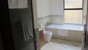 Et badeværelse på 397 Vaal de Grace Golf Estate + 31 billeder