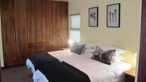 En eller flere senge i et værelse på 397 Vaal de Grace Golf Estate