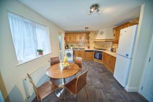 Kitchen o kitchenette sa Forrester House