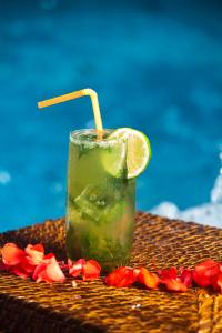 a drink with a slice of lime on a table at Hotel Hacienda Santa Barbara in San Gil +39 photos
