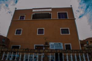 een gebouw met een bord ervoor bij Les Jardins De Todgha gorges de todra tinghir in Aït Baha