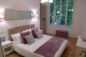 アンティーブにあるStylish two-bedroom apartment -StayInAntibes - 5 Soleauのベッドルーム(紫色の枕が付いた大きな白いベッド付)