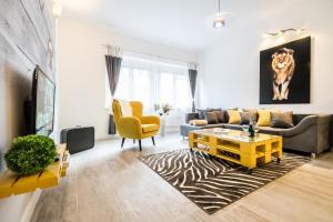 ブダペストにあるBpR CarpeDiem Dream Homeのリビングルーム(ソファ、テーブル付)