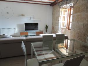Televízia a/alebo spoločenská miestnosť v ubytovaní Apartamento Ribera Del Puente