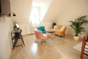un soggiorno con 2 sedie e un tavolo di Zagreb Apartment No.3 a Zagabria