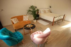 un soggiorno con divano, sedie e letto di Zagreb Apartment No.3 a Zagabria