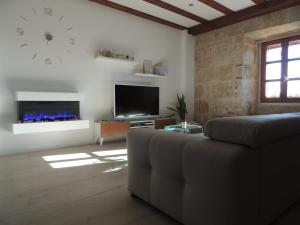 Televízia a/alebo spoločenská miestnosť v ubytovaní Apartamento Ribera Del Puente