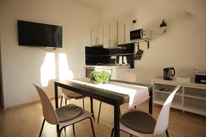 una cucina con tavolo e sedie in una stanza di Zagreb Apartment No.3 a Zagabria