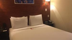 Postel nebo postele na pokoji v ubytování Lex Hotel NYC