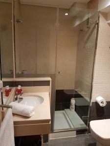 バレンシアにあるGuillem Sorolla Apartmentのバスルーム(シャワー、洗面台、トイレ付)