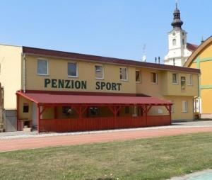 un edificio con un cartel que lee deportes de pabellón en RATOMAS, s.r.o., en Kostelec na Hané