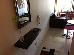 ein Wohnzimmer mit einem Tisch und einem Spiegel in der Unterkunft Departamento Suke in Viña del Mar